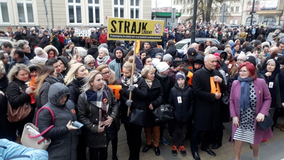 Ponad tysiąc osób zgromadziło się przed budynkiem Kujawsko-Pomorskiego Kuratorium Oświaty w Bydgoszczy Fot. Kamila Zroślak