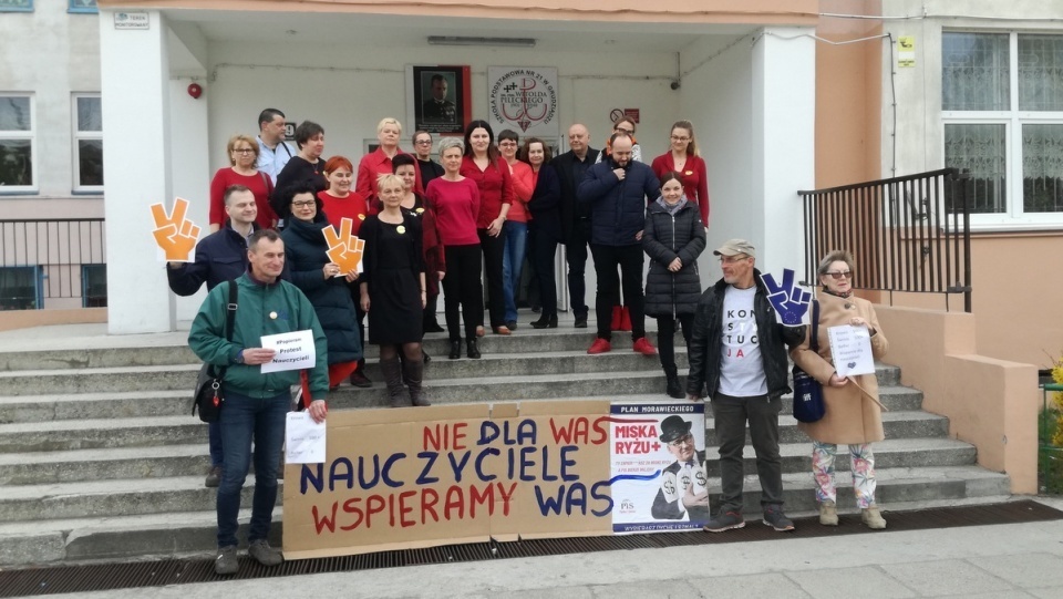 Poniedziałek jest jednocześnie ósmym dniem ogólnopolskiego strajku nauczycieli (na zdjęciu - nauczyciele z Grudziądza)/fot. Archiwum