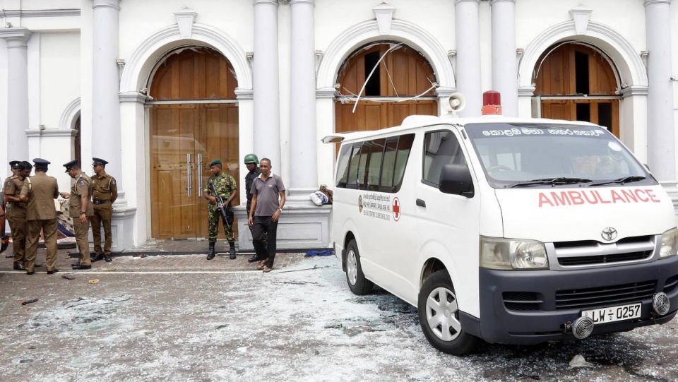 Policja przed kościołem w Kolombo/fot./ PAP/EPA