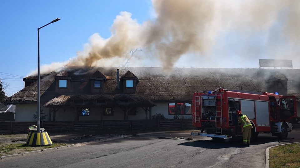Ogień pojawił się przed południem na pokrytym strzechą dachu obiektu. Fot. www.facebook.com/NaszeBialeBlota