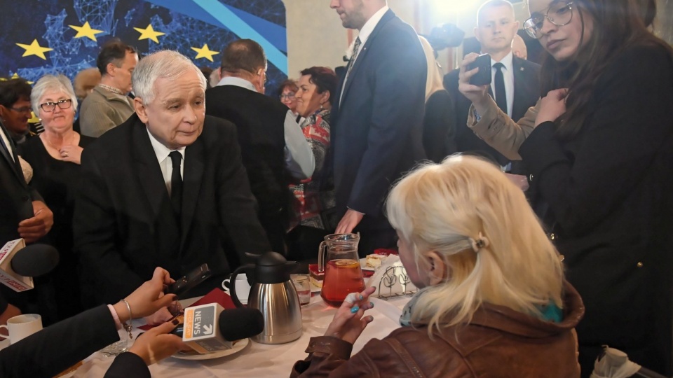 Prezes Jarosław Kaczyński, wicepremier Beata Szydło i poseł do PE Ryszard Legutko spotkali się we wtorek w hali krakowskiego "Sokoła" z seniorami. Fot. PAP/Jacek Bednarczyk