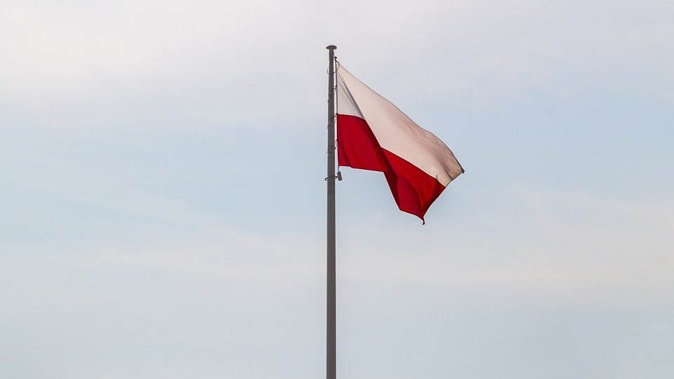 Flaga biało-czerwona ma około 200 lat. Używana przez kilka lat Księstwa Warszawskiego powróciła wraz z odzyskaniem przez Polskę niepodległości. Fot. Pixabay