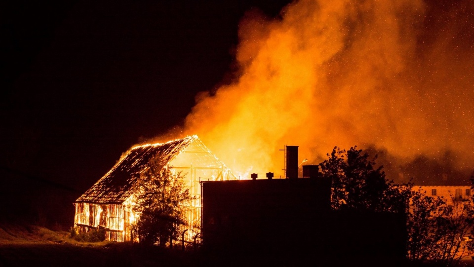 Po północy do strażaków wpłynęło zgłoszenie, że pali się stodoła. Fot. OSP KSRG Mąkowarsko