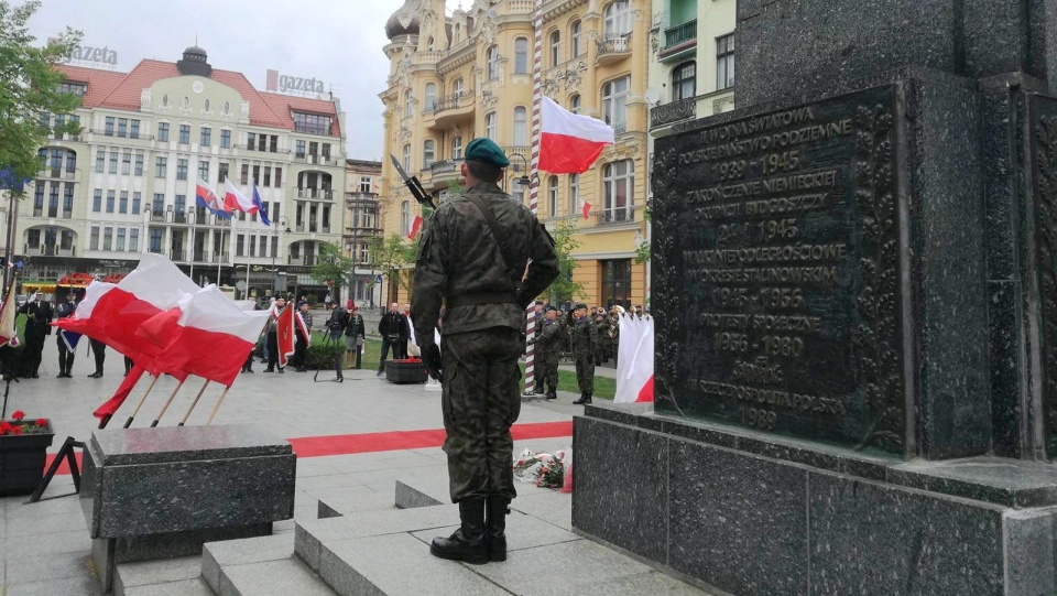 Uroczystość z asystą wojskową odbyła się przed pomnikiem Wolności w centrum Bydgoszczy. Fot. Monika Siwak-Waloszewska