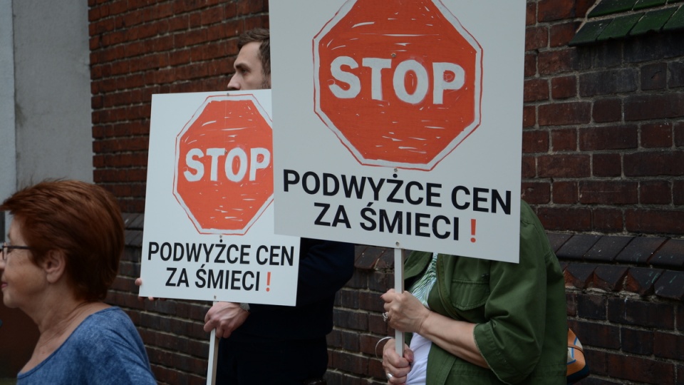 Protest przeciwko podwyżkom opłat za śmieci w Inowrocławiu/fot. Sławomir Jezierski
