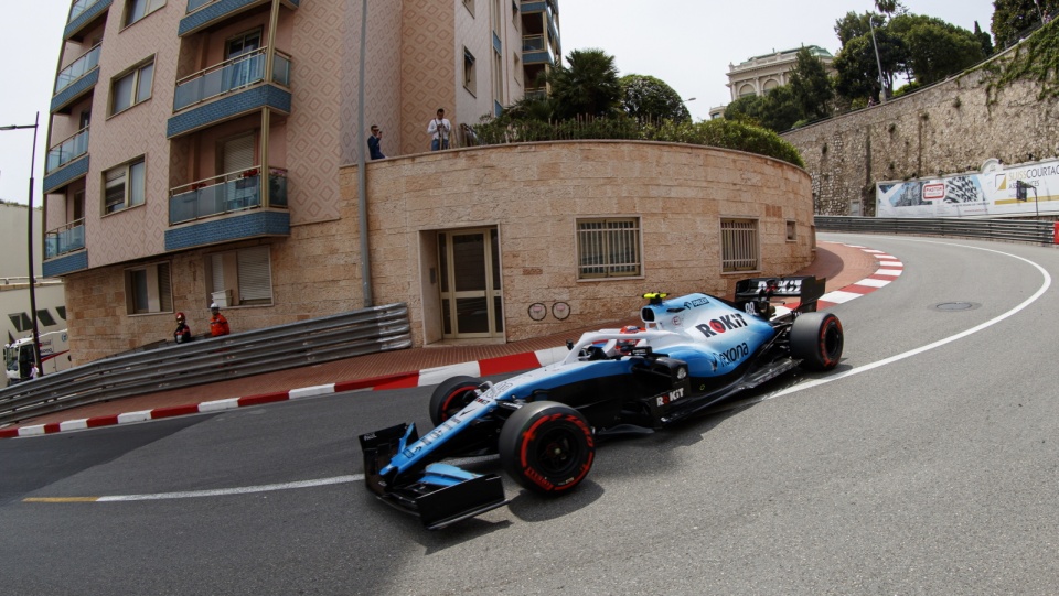 Bolid z Robertem Kubicą na pokładzie (na zdjęciu) miał najsłabszy czas w sobotnich kwalifikacjach do Grand Prix Monaco Formuły 1. Fot. PAP/EPA/VALDRIN XHEMAJ