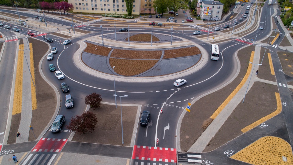 Kolizyjne skrzyżowanie na pl. Chrapka w Toruniu po 20-miesięcznej przebudowie stało się bezpieczniejszym rondem turbinowym. Fot. Błażej Antonowicz