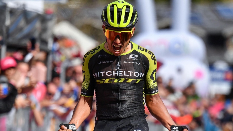 Na zdjęciu Esteban Chaves, który cieszy się z triumfu na 19. etapie Giro d