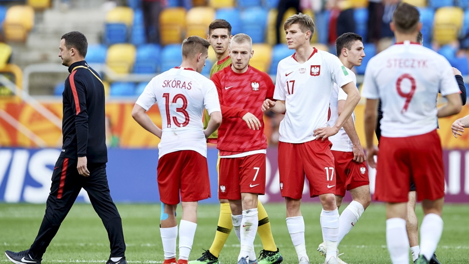 Polacy po przegranym meczu 1/8 finału piłkarskich mistrzostw świata do lat 20 z Włochami w Gdyni. Fot. PAP/Adam Warżawa