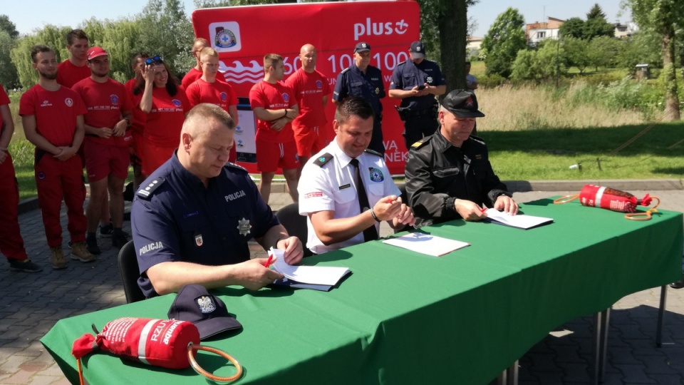 Porozumienie policji, straży pożarnej i WOPR podpisane zostało w Kruszwicy/fot. Maciej Wilkowski