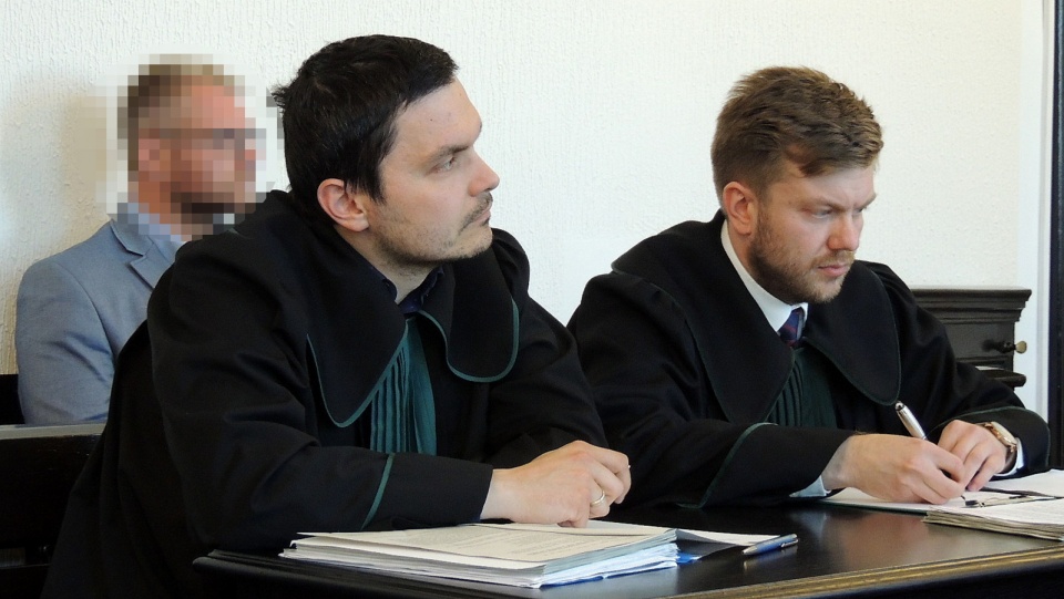 Oskarżony Rafał P. i jego pełnomocnicy podczas rozprawy. Fot. Tatiana Adonis