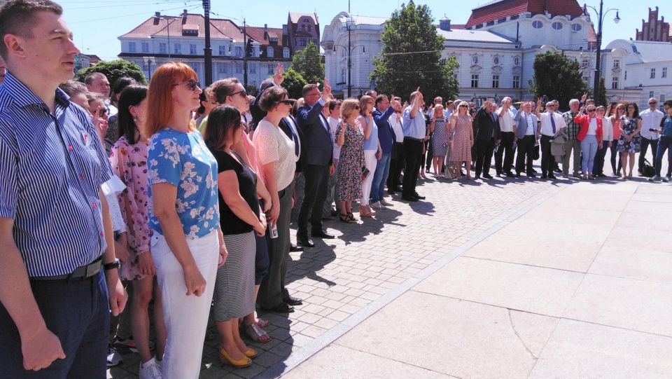 Mazurka Dąbrowskiego zaśpiewali przed gmachem Urzędu Marszałkowskiego w Toruniu jego pracownicy. Fot. Monika Kaczyńska