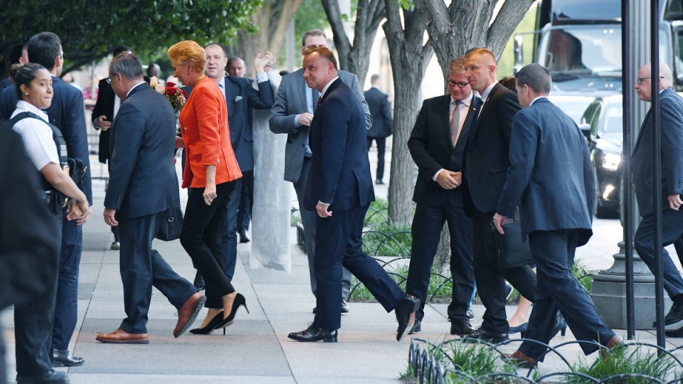 Prezydent RP Andrzej Duda z małżonką Agatą Kornhauser-Dudą w drodze do rezydencji Blair House w Waszyngtonie/fot. Radek Pietruszka, PAP