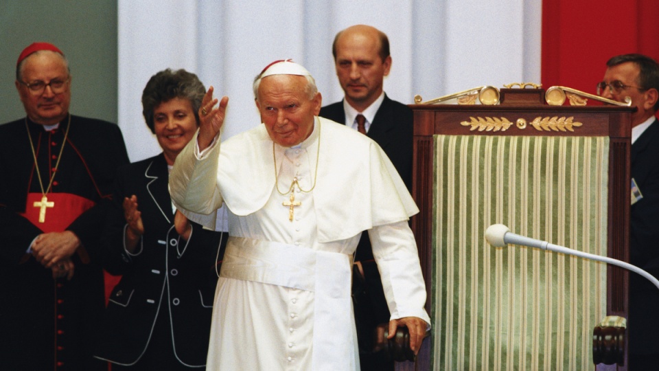 Jan Paweł II podczas pielgrzymki do Polski w 1999 roku, na zdjęciu wizyta w Sejmie/fot. Sejm RP, Wikipedia