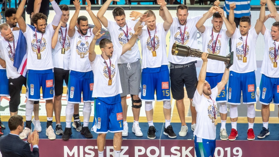 Drużyna Anwilu Włocławek, mistrz Polski 2018/2019 w ekstraklasie koszykarzy. Fot. PAP/Tytus Żmijewski