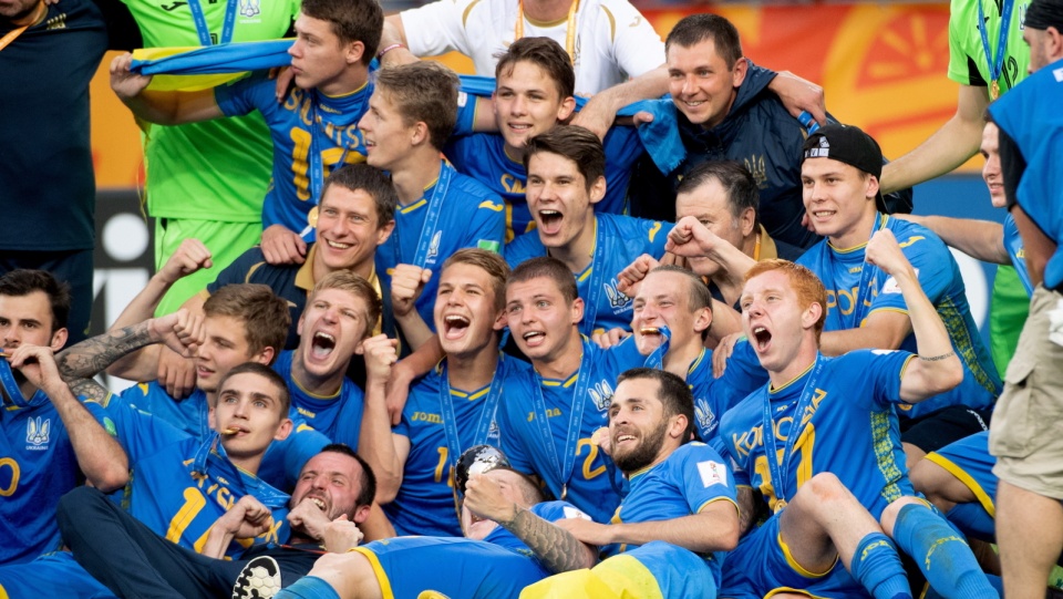 Piłkarze reprezentacji Ukrainy cieszą się ze zwycięstwa podczas ceremonii dekoracji po meczu finałowym mistrzostw świata do lat 20 z Koreą Płd. Fot. PAP/Grzegorz Michałowski