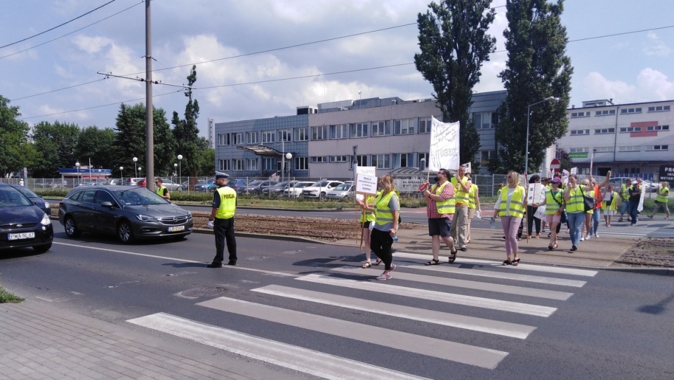 Pracownicy inspekcji sanitarnej z regionu wyszli na ulicę Szosa Lubicka w Toruniu. /fot. Monika Kaczyńska