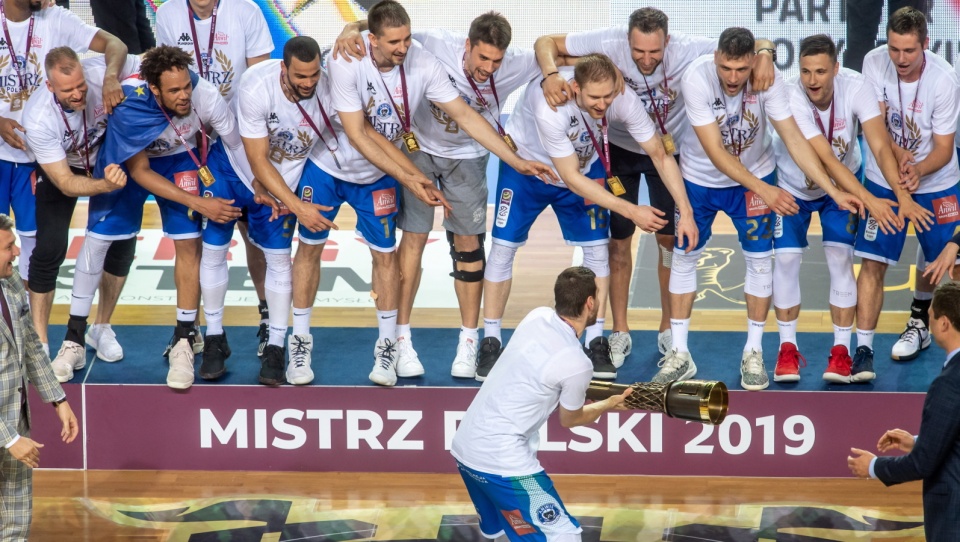 Koszykarze Anwilu Włocławek świętują obronę mistrzostwa Polski. Fot. PAP/Tytus Żmijewski
