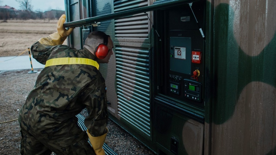 Żołnierze, wykorzystując kontenerowe elektrownie polowe, włączyli się w system dystrybucji energii firmy Enea./fot. Nadesłane