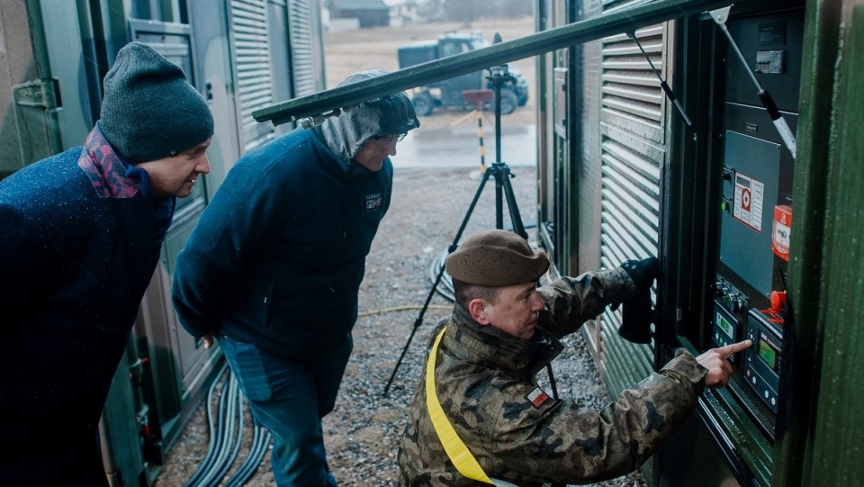Żołnierze, wykorzystując kontenerowe elektrownie polowe, włączyli się w system dystrybucji energii firmy Enea./fot. Nadesłane