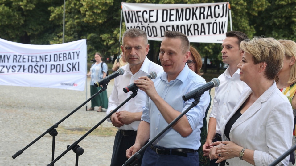 Od lewej: eurodeputowany Bartosz Arłukowicz, poseł Krzysztof Brejza oraz prezydent Łodzi Hanna Zdanowska podczas konferencji prasowej w Warszawie/fot. Tomasz Gzell, PAP