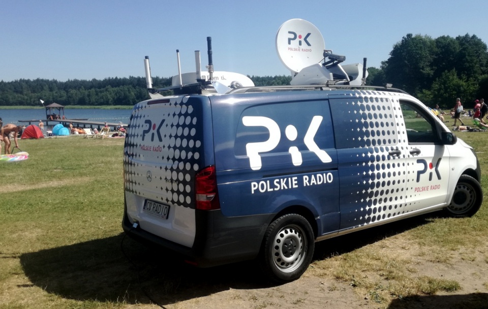 Nieopodal plaży nad jeziorem Deczno spotkać można wóz transmisyjny i studio plenerowe Polskiego Radia PiK. Fot. Marcin Doliński