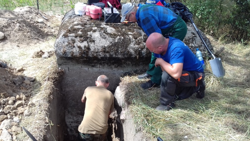 Schrony odkopują członkowie kcyńskiego Towarzystwa Historycznego i archeolog/fot. Tomasz Gronet