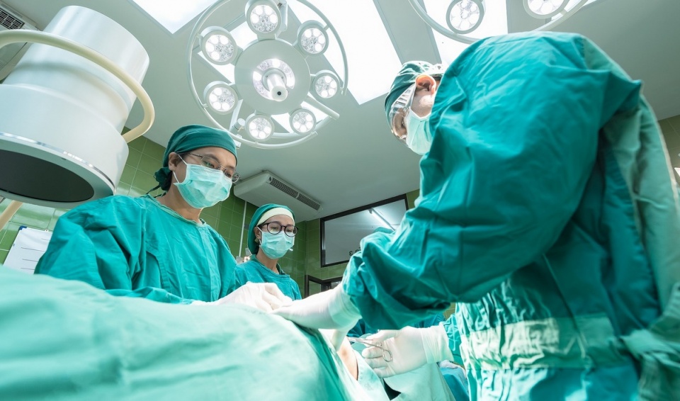 W oddziale, który od roku funkcjonuje jako Klinika Neurochirurgii i Neurologii przeprowadzanych jest rocznie 800 operacji - leczących raka, kręgosłup i udary mózgu/fot. Pixabay