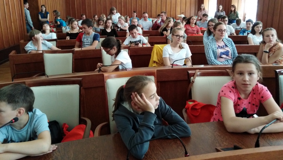 Blisko stuosobowa grupa dzieci i młodzieży z Litwy, Ukrainy i Stanów Zjednoczonych gościła w Urzędzie Marszałkowskim w Toruniu. Fot. Monika Kaczyńska