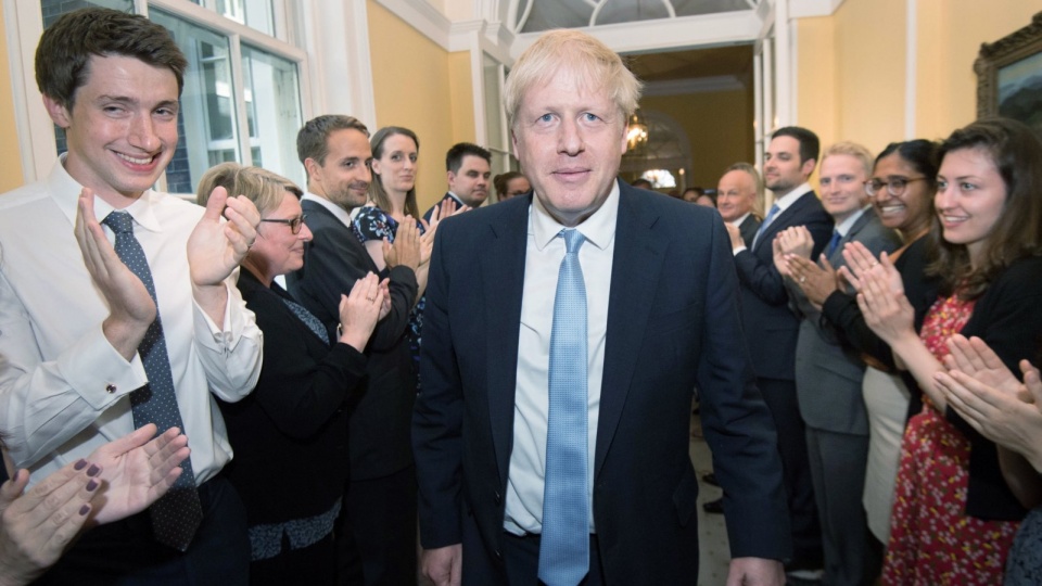 Boris Johnson został nowym premierem Wielkiej Brytanii po rezygnacji May, wygrywając wewnętrzne wybory w rządzącej Partii Konserwatywnej, w których pokonał ministra spraw zagranicznych Jeremy
