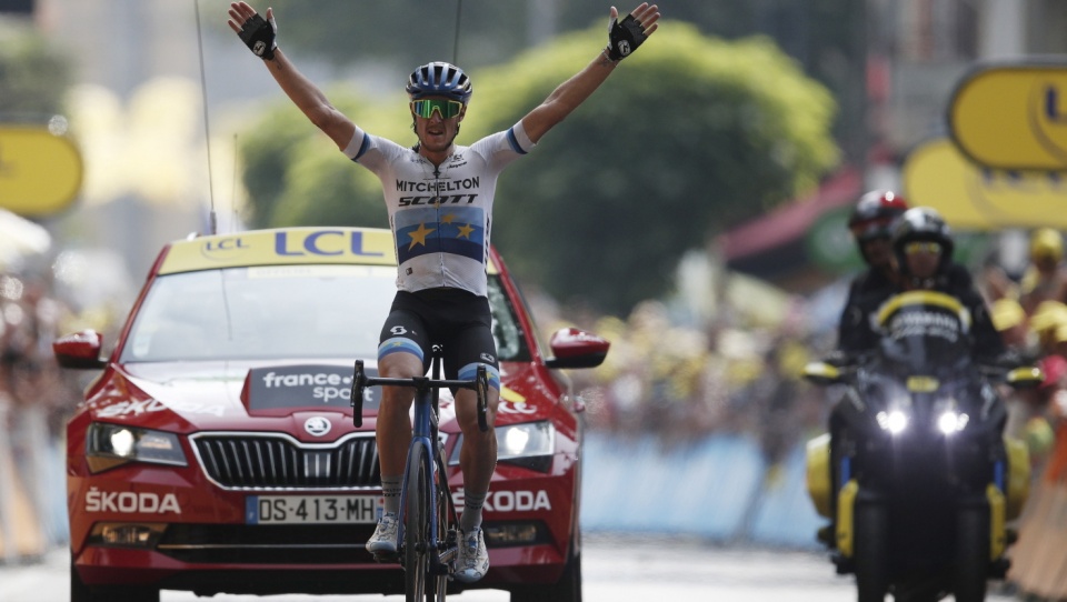 Włoch Matteo Trentin, cieszy się z triumfu na 17. etapie Tour de France 2019. Fot. PAP/EPA/GUILLAUME HORCAJUELO
