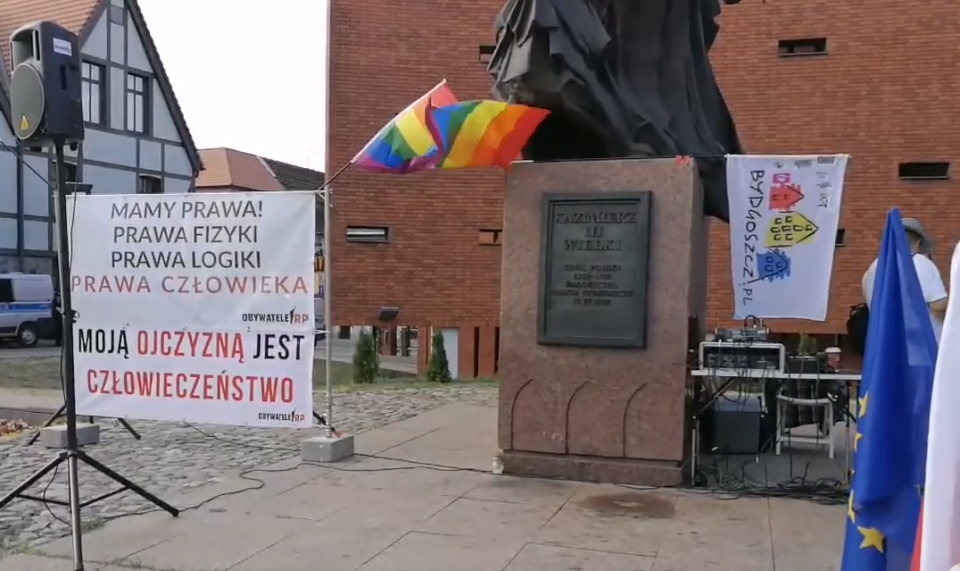 Manifestacja pod pomnikiem Kazimierza Wielkiego w Bydgoszczy./fot.YouTube/Obywatele RP.