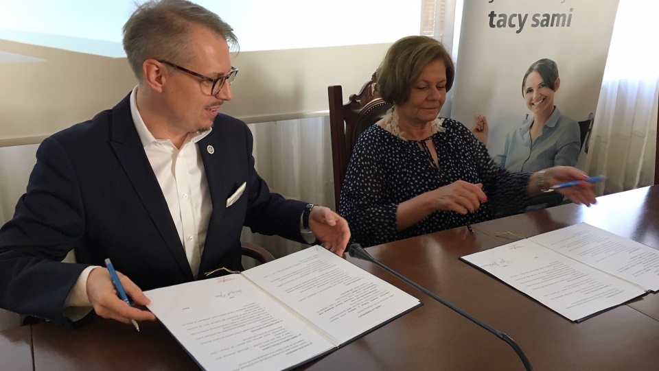 Moment podpisania umowy o współpracy. Fot. Elżbieta Rupniewska
