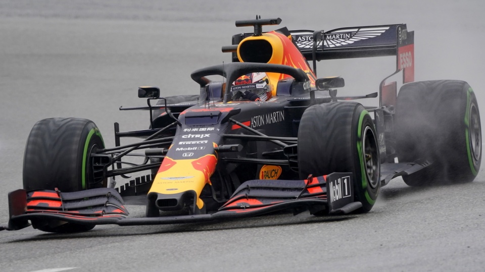 Na zdjęciu bolid Red Bulla z Maxem Verstappenem na pokładzie podczas wyścigu Formuły 1 o Grand Prix Niemiec 2019. Fot. PAP/EPA/RONALD WITTEK