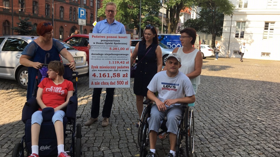 Poseł PO Michał Stasiński, na konferencji prasowej w Bydgoszczy, mówił, że rządowy Program 500+ dla osób z niepełnosprawnościami jest głęboko niesprawiedliwy, zły i niewystarczający. Fot. Elżbieta Rupniewska