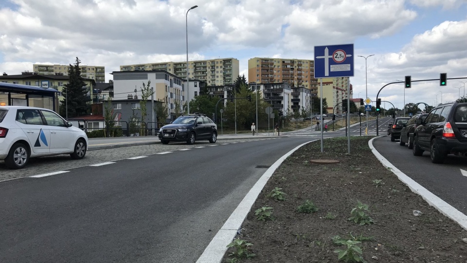 Kierowcy zaczęli korzystać z nowej drogi od godz. 14.00. Fot. Tomasz Kaźmierski