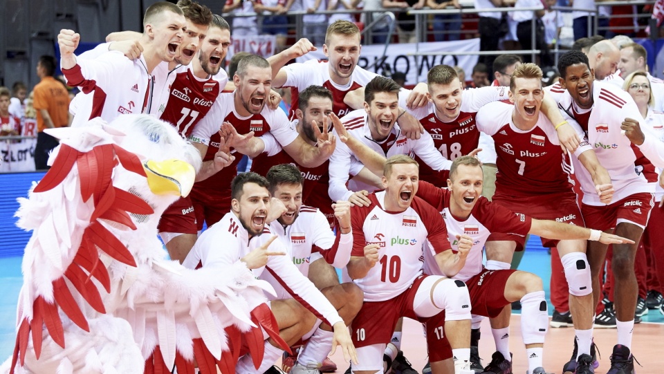 Polscy siatkarze cieszą się z wywalczenia awansu na igrzyska olimpijskie w Tokio. Fot. PAP/Adam Warżawa