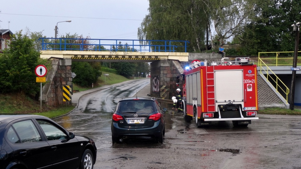 Piątkowa (16.08.) ulewa spowodowała wodny zator pod wiaduktem w Koronowie./fot. Rafał Wąsowicz
