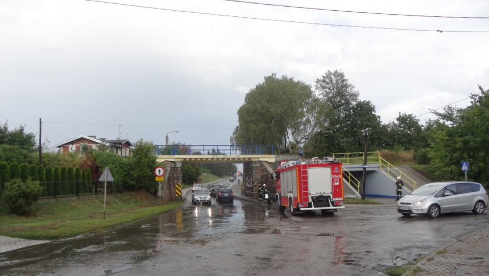 Piątkowa (16.08.) ulewa spowodowała wodny zator pod wiaduktem w Koronowie./fot. Rafał Wąsowicz
