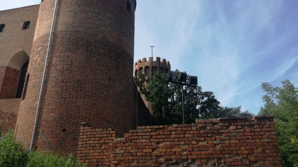 Mur zamku świeckiego robi się szczerbaty. Ktoś kradnie z niego cegły./fot. Marcin Doliński