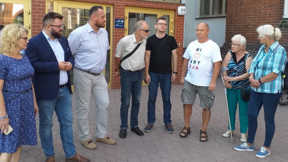 Ofiary internetowego hejtu zgromadziły się przed inowrocławskim ratuszem. Fot. Sławomir Jezierski