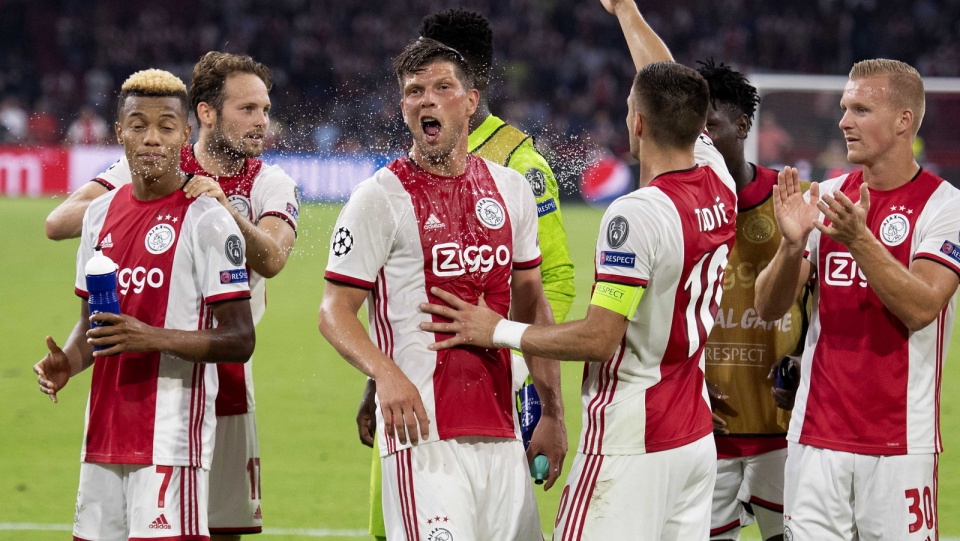 Piłkarze Ajaksu Amsterdam cieszą się z awansu do fazy grupowej piłkarskiej Ligi Mistrzów 2019/2020. Fot. PAP/EPA/OLAF KRAAK