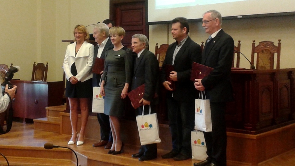 Prof. Janusz Kutta (pierwszy z prawej) odebrał w 2016 Medal Jerzego Sulimy-Kamińskiego. Fot. Archiwum