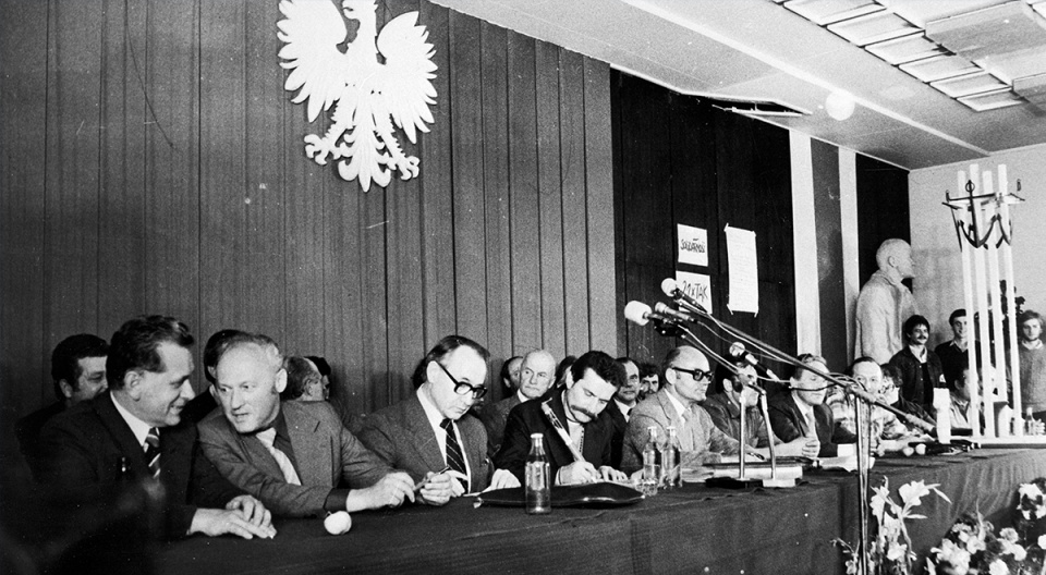 31 sierpnia 1980 r. w Stoczni im. Lenina w Gdańsku podpisano porozumienie między przedstawicielami międzyzakładowego komitetu strajkowego i komisją rządową. Fot. arch. PAP/Zbigniew Trybek