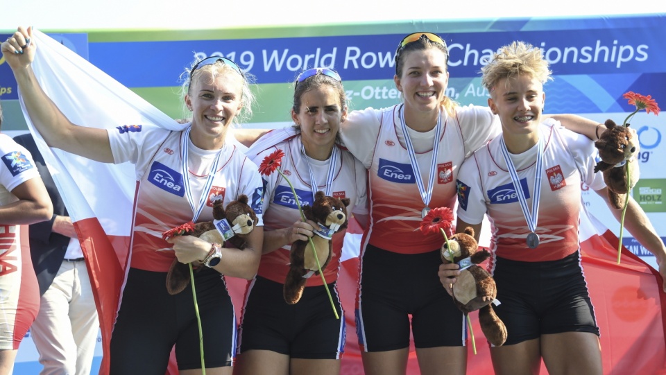 Na zdjęciu od lewej Agnieszka Kobus-Zawojska, Marta Wieliczko, Maria Springwald i Katarzyna Zillmann cieszą się ze srebrnego medalu MŚ 2019 w wioślarstwie. Fot. PAP/EPA/CHRISTIAN BRUNA