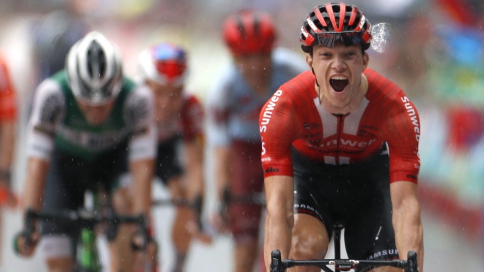 Na pierwszym planie Niemiec Niklas Arndt cieszy się z triumfu na 8. etapie Vuelta a Espana 2019. Fot. PAP/EPA/JAVIER LIZON