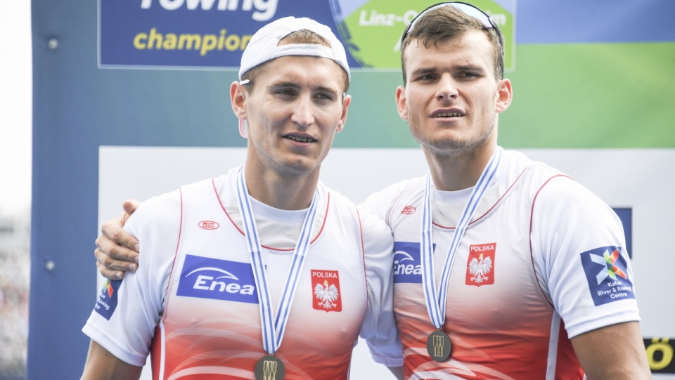 Na zdjęciu od lewej Mirosław Ziętarski i Mateusz Biskup z brązowymi medalami MŚ w wioślarstwie 2019. Fot. PAP/EPA/CHRISTIAN BRUNA