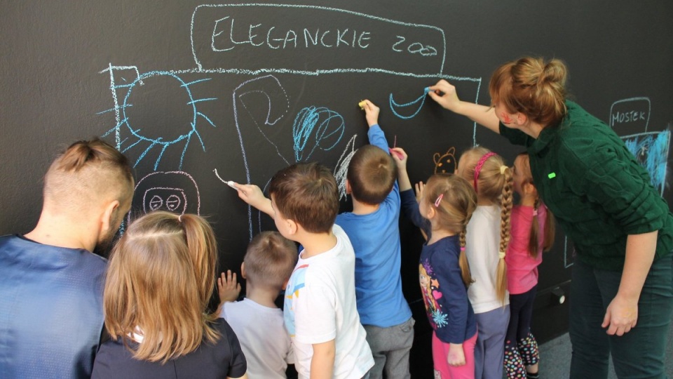 Dla dzieci w wieku 4-6 lat z opiekunami zaplanowano comiesięczne zajęcia "Poranne figle, psoty i żarty"/fot. Magdalena Jasińska, WOAK