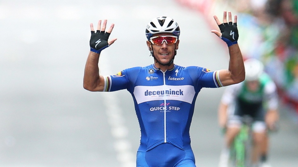 Na zdjęciu Philippe Gilbert cieszy się z triumfu na trasie 12. etapu Vuelta a Espana 2019. Fot. PAP/EPA/JAVIER LIZON