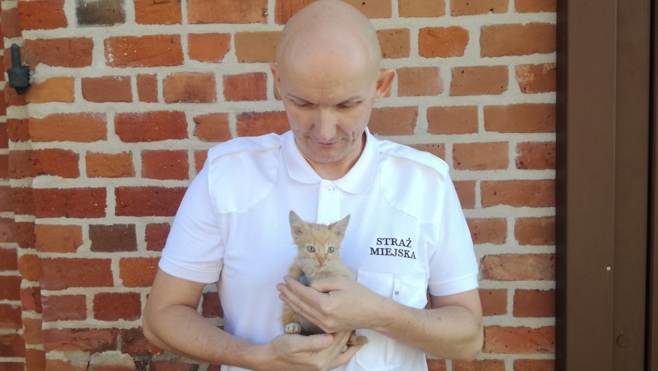 Tomasz Karpiński z jednym z wielu kotów, które przygarnął/fot. Marcin Doliński